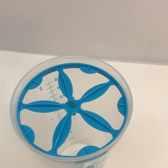 Tupperware Quick Shaker Blue Color - Picture 12 of 16